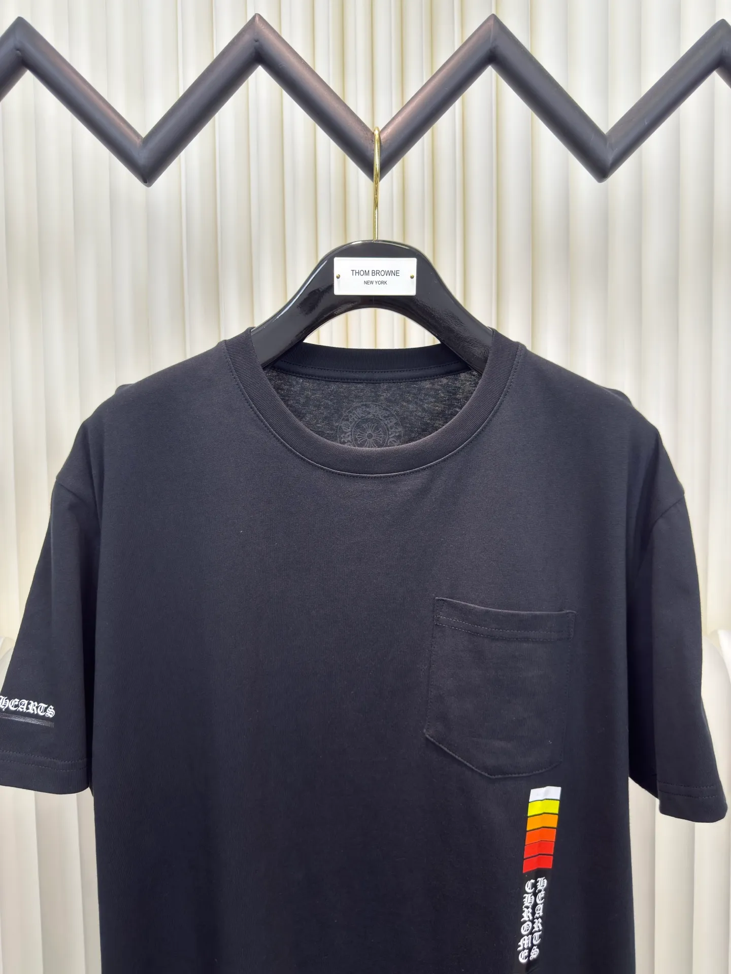 P240 Chrome Hearts Energy Bar Short Sleeves Authentic Open Edition - Physical Counter - Top Luxury Quality 🆚 Instant sale of all editions on the market Fabric is made of 26 weave 200g cotton material Printing is ink printing Customized accessories Size S M L